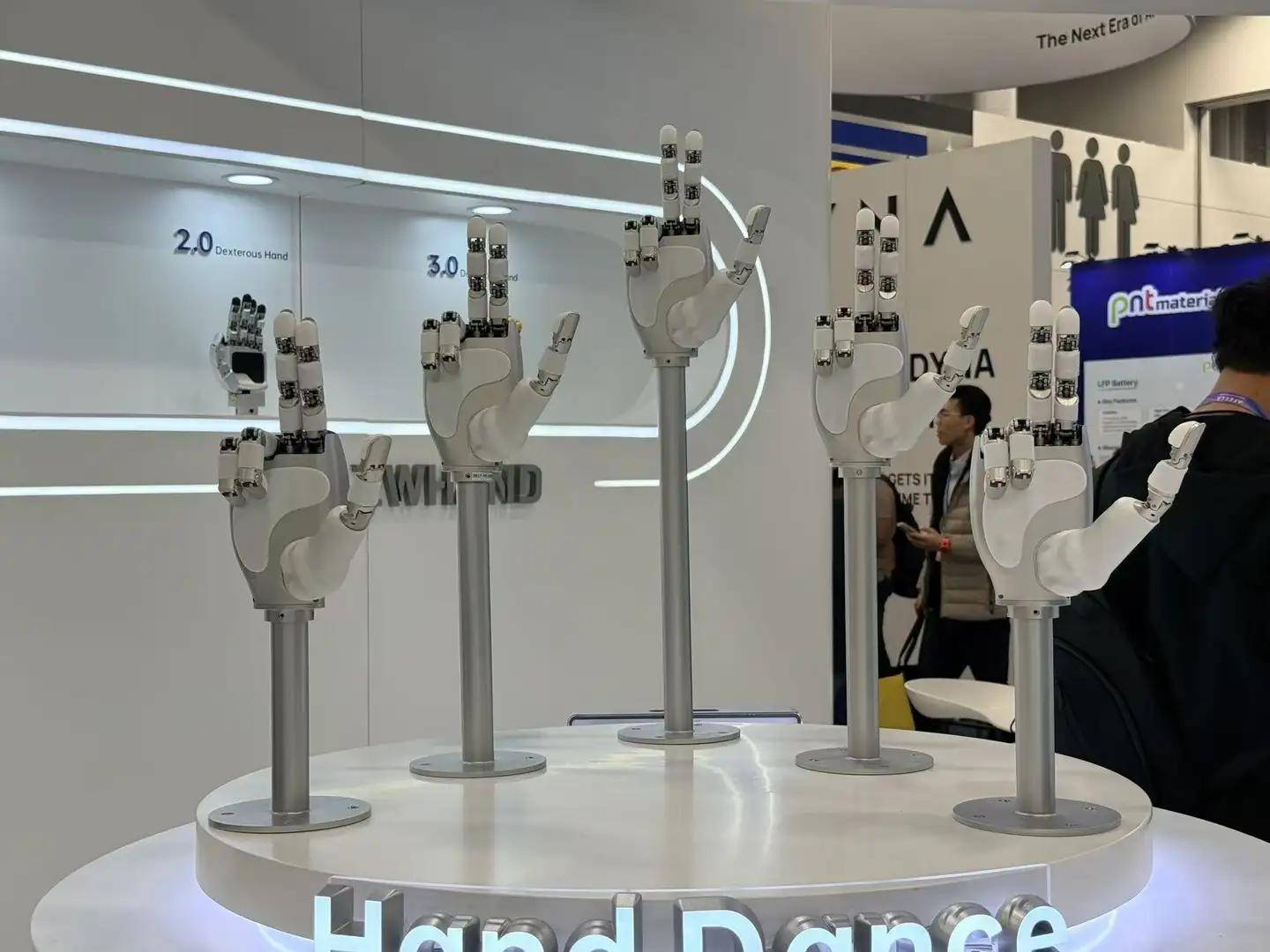 6：9大方向最火中企霸场机器人全明星大乱斗pg电子模拟器暴走2万步逛遍CES202(图18)