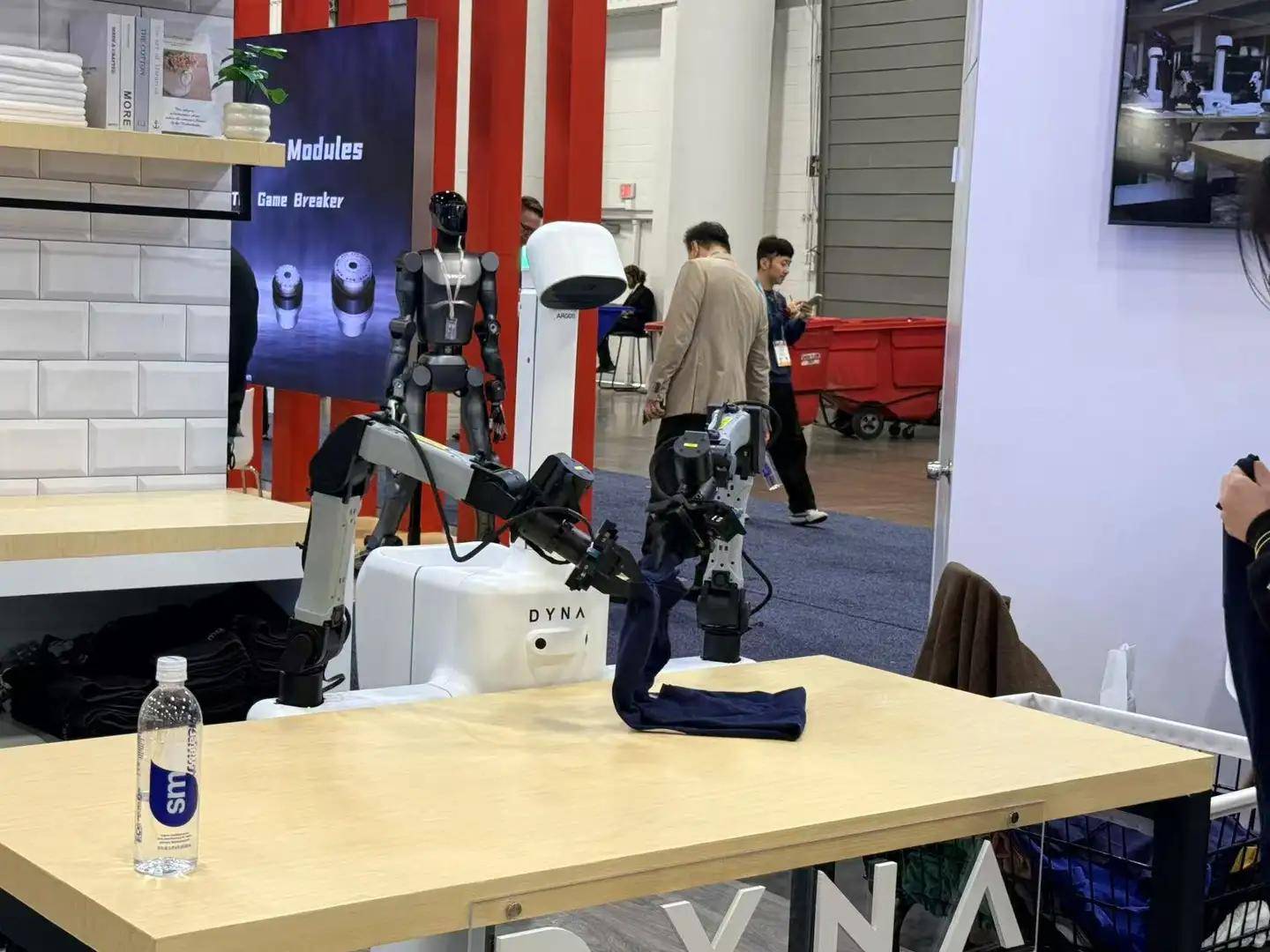 6：9大方向最火中企霸场机器人全明星大乱斗pg电子模拟器暴走2万步逛遍CES202(图84)