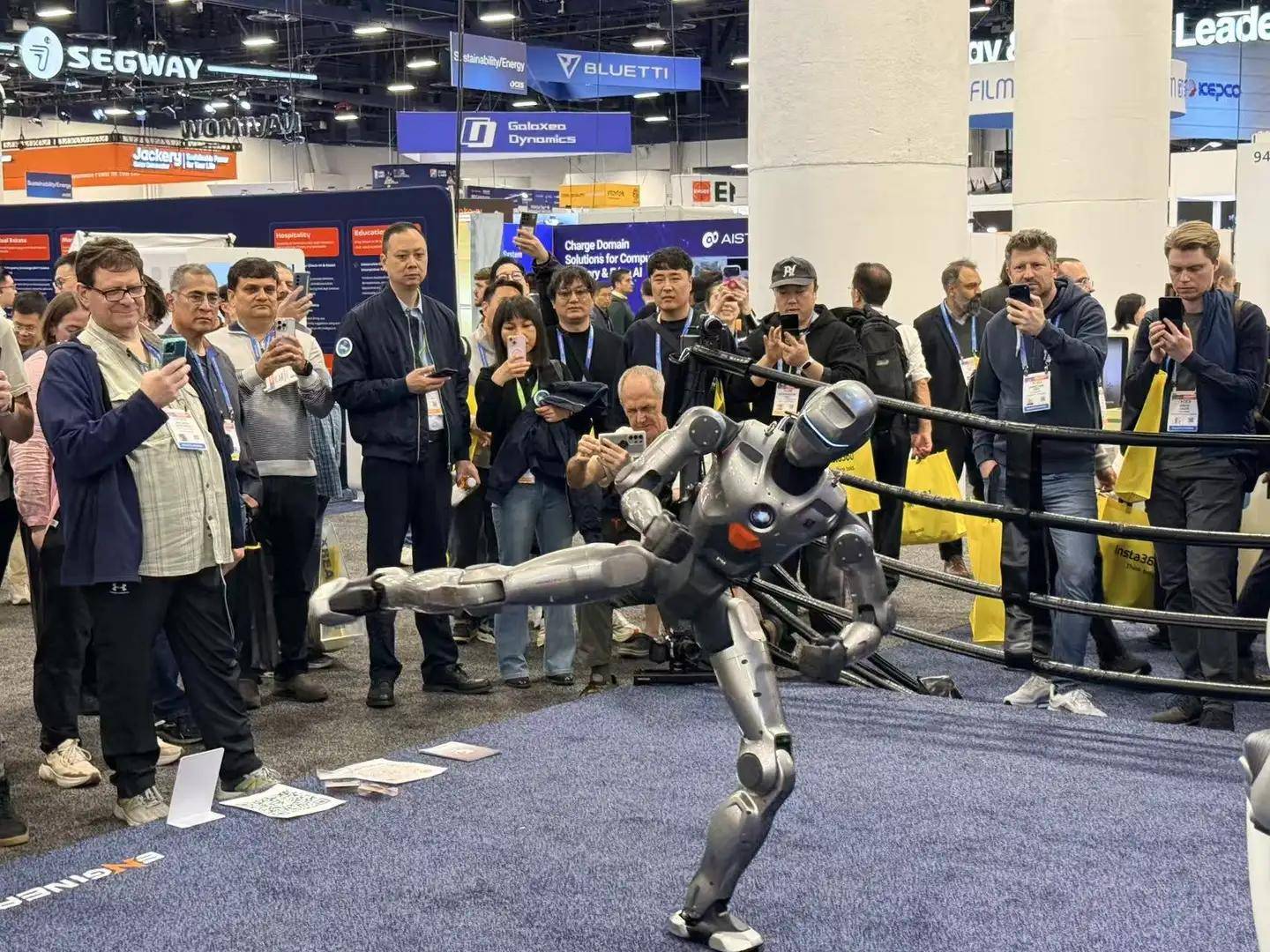 6：9大方向最火中企霸场机器人全明星大乱斗pg电子模拟器暴走2万步逛遍CES202(图99)